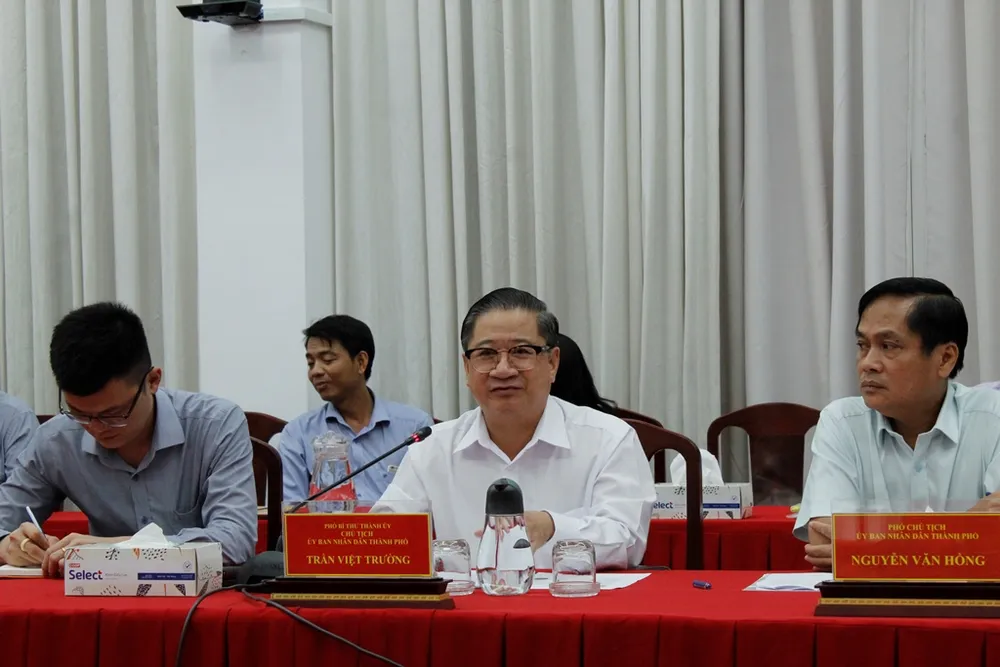 Chủ tịch UBND TP Cần Thơ thông tin về tiến độ Dự án 3 và cam kết của TP về thực hiện dự án này. Ảnh: NHẪN NAM