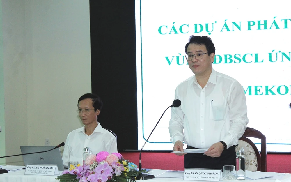 Thứ trưởng Bộ KH&amp;ĐT Trần Quốc Phương phát biểu tại cuộc họp ngày 15-7. Ảnh: NHẪN NAM