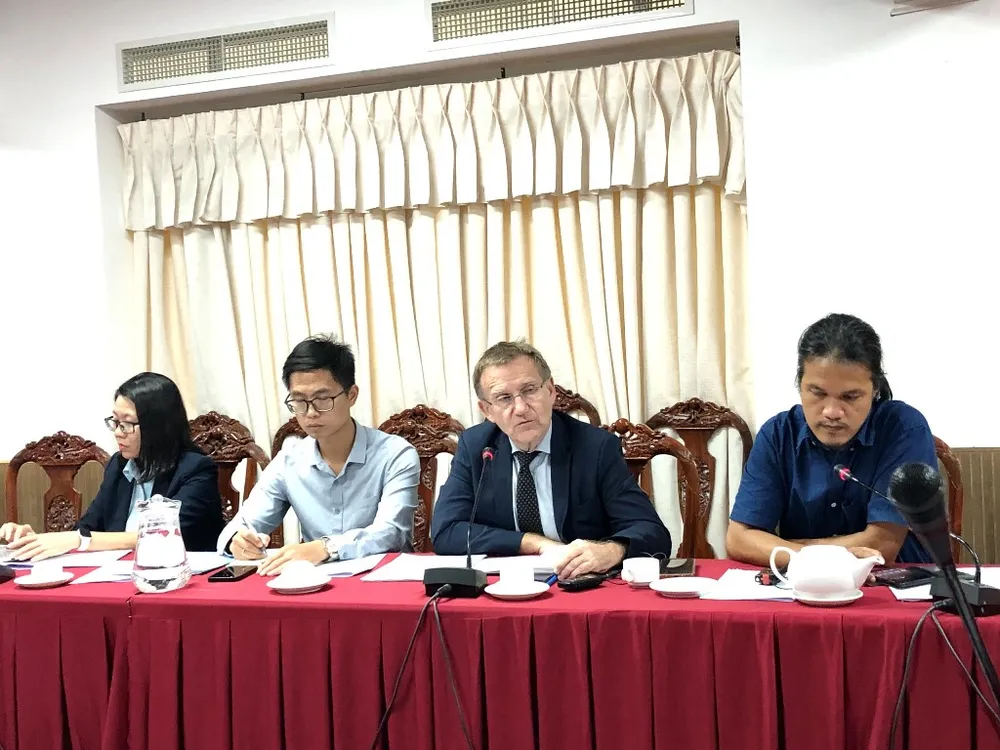 Ông Hervé Conan – Giám đốc Cơ quan Phát triển Pháp tại Việt Nam trao đổi với lãnh đạo Cần Thơ các vấn đề về dự án kè sông Cần Thơ chiều 17-7. Ảnh: NHẪN NAM