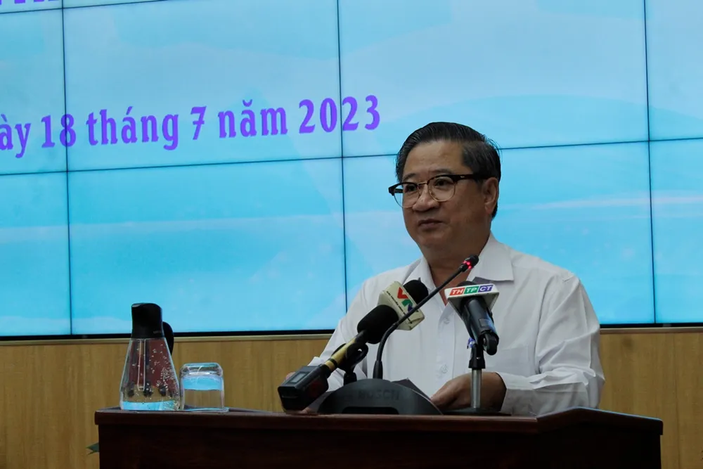 Chủ tịch UBND TP Cần Thơ Trần Việt Trường phát biểu tại tọa đàm. Ảnh: NHẪN NAM