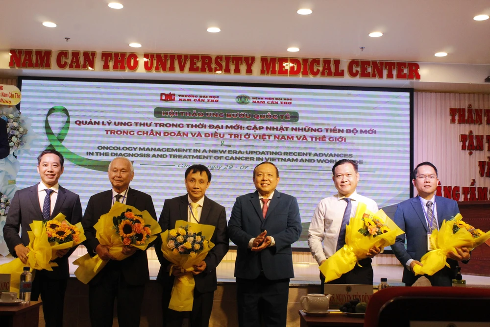 Hội thảo thu hút đông đảo các bác sĩ đầu ngành về điều trị ung thư tại Việt Nam. Ảnh: NHẪN NAM