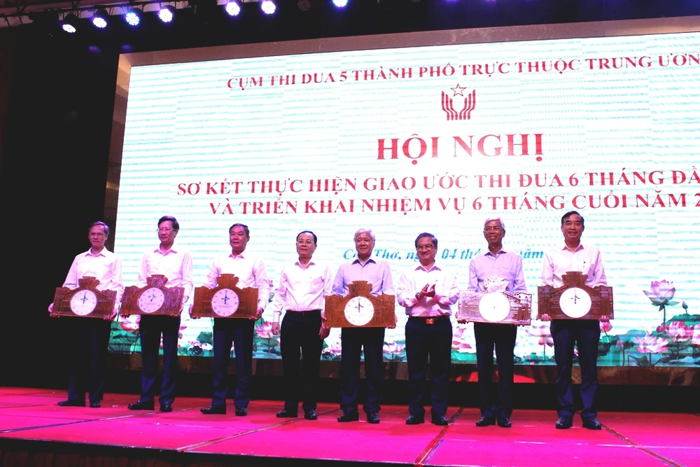 Lãnh đạo TP Cần Thơ tặng quà lưu niệm lãnh đạo Ủy ban Trung ương MTTQ Việt Nam và các TP trong Cụm thi đua. Ảnh: NHẪN NAM