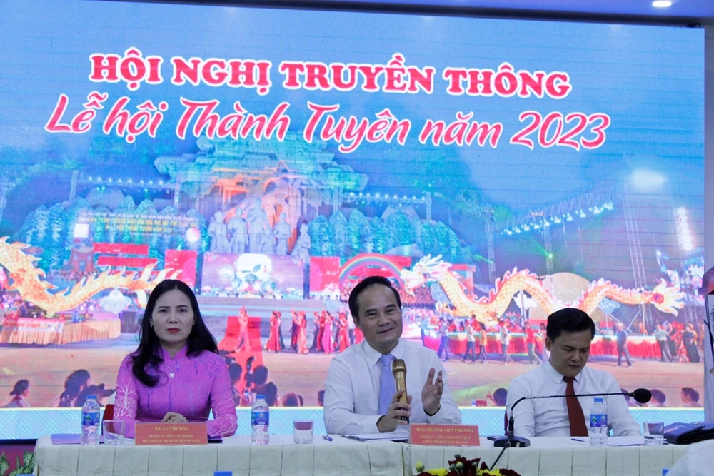 Ông Nguyễn Việt Phương – Phó Chủ tịch UBND tỉnh Tuyên Quang (giữa) thông tin về các lễ hội của tỉnh tại hội nghị. Ảnh: NHẪN NAM