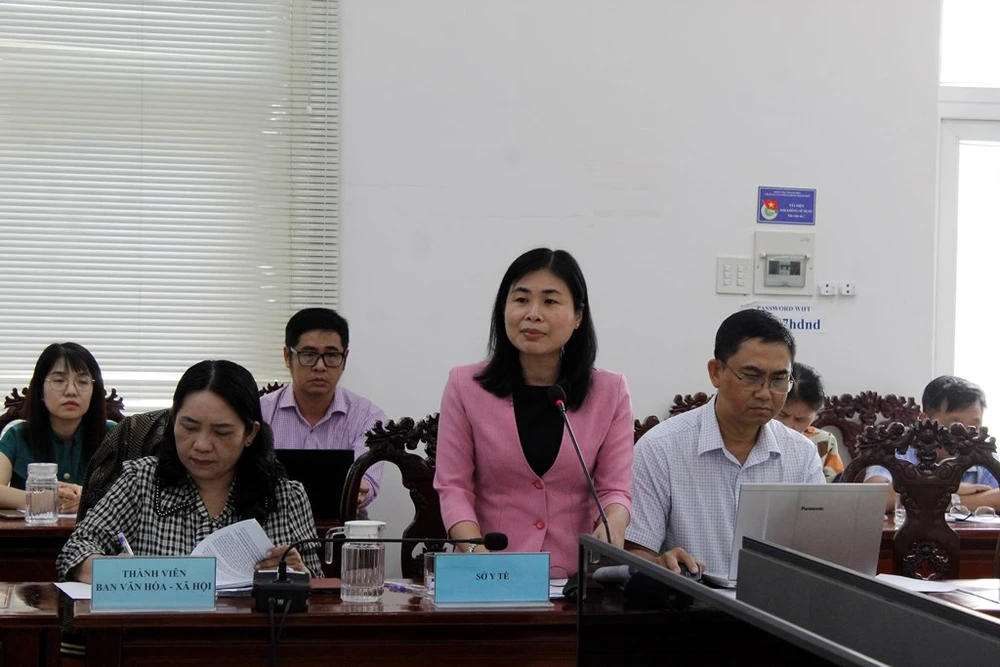 Bà Nguyễn Ngọc Việt Nga - Phó Giám đốc Sở Y tế báo cáo tại buổi giám sát. Ảnh: NHẪN NAM