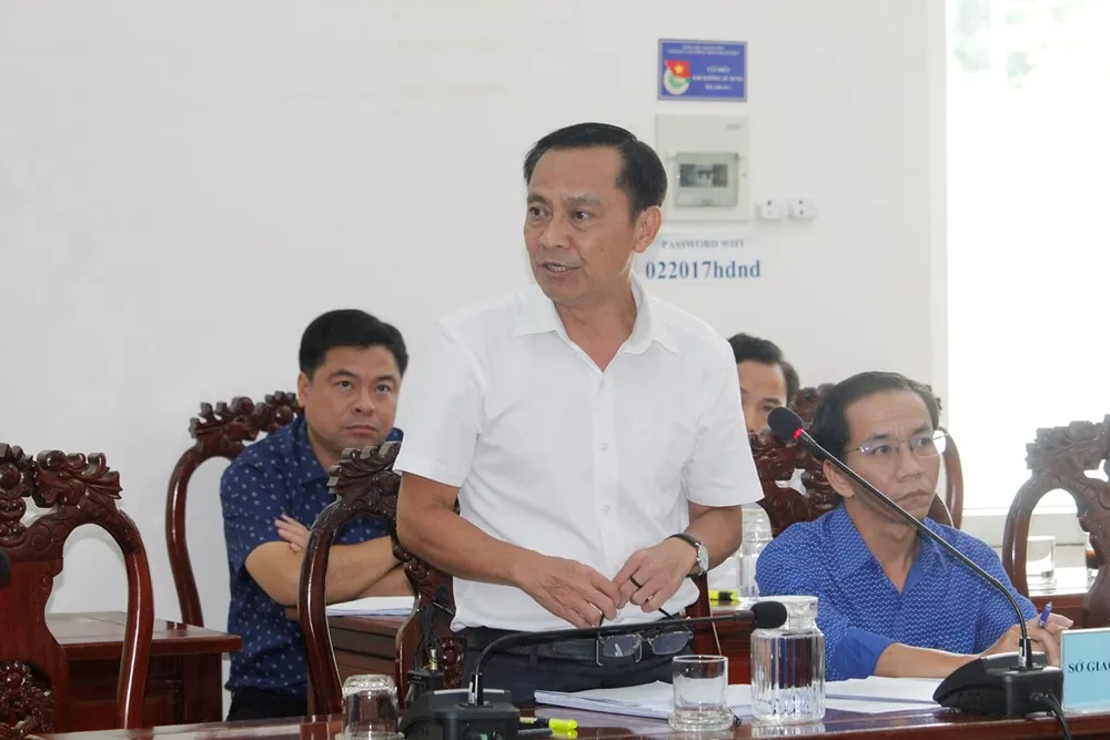 Ông Nguyễn Hoàng Tùng – Phó Giám đốc Sở GTVT TP Cần Thơ báo cáo, giải trình các vấn đề đại biểu nêu ra tại buổi giám sát. Ảnh: NHẪN NAM nguyen-hoang-tung.JPG
