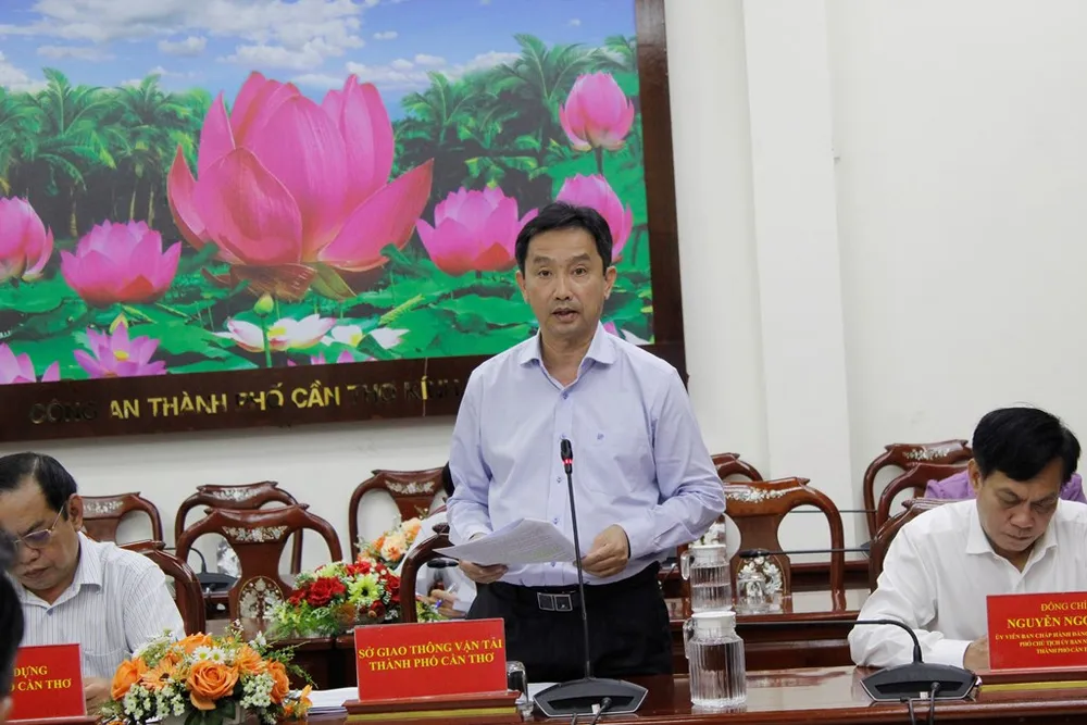 Giám đốc Sở GTVT TP Cần Thơ Lê Tiến Dũng báo cáo tại cuộc họp. Ảnh: NHẪN NAM le-tien-dung.JPG