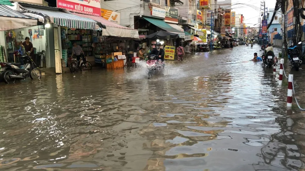 Đường Bùi Hữu Nghĩa (quận Bình Thủy) vốn là con đường mua bán tấp nập thì chiều nay thành một dòng sông vắng người qua lại. Ảnh: NHẪN NAM trieu-cuong-can-tho-5.jpg