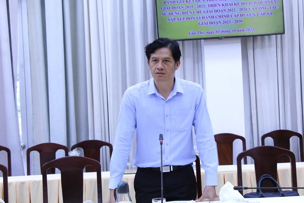 Chủ tịch UBND quận Ninh Kiều Huỳnh Trung Trứ phát biểu tại hội nghị nêu đề xuất của quận về việc giữ nguyên 11 phường đến năm 2025. Ảnh: NHẪN NAM huynh-trung-tru.JPG