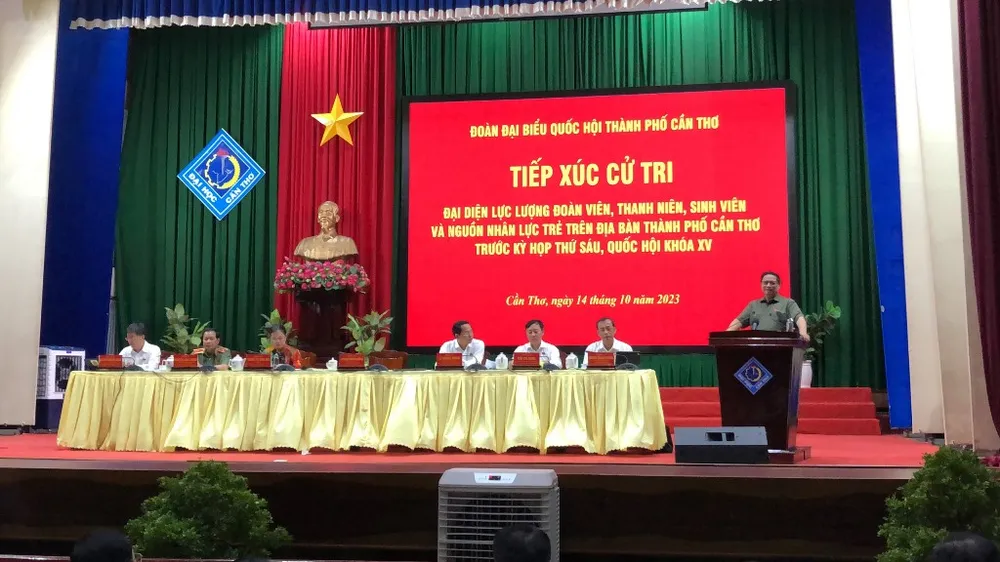 Thủ tướng Phạm Minh Chính tiếp xúc cử tri TP Cần Thơ.