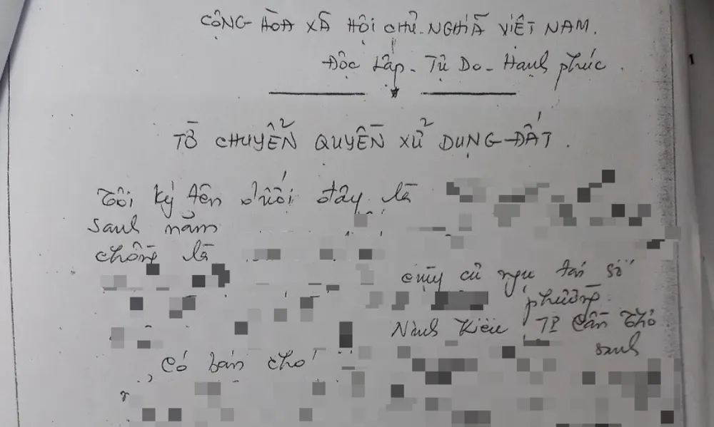 Hợp đồng chuyển nhượng quyền sử dụng đất bằng giấy tay vừa được tòa công nhận. Ảnh: NN to-chuyen-nhuong-dat-bang-giay-tay.jpg