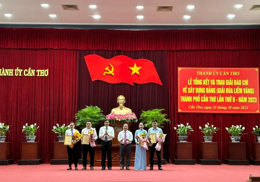 Lãnh đạo TP Cần Thơ trao giải cho các tác giả có tác phẩm đoạt giải A. Ảnh: CTV Cần Thơ trao Giải báo chí Búa liềm vàng lần thứ II cho 50 tác phẩm