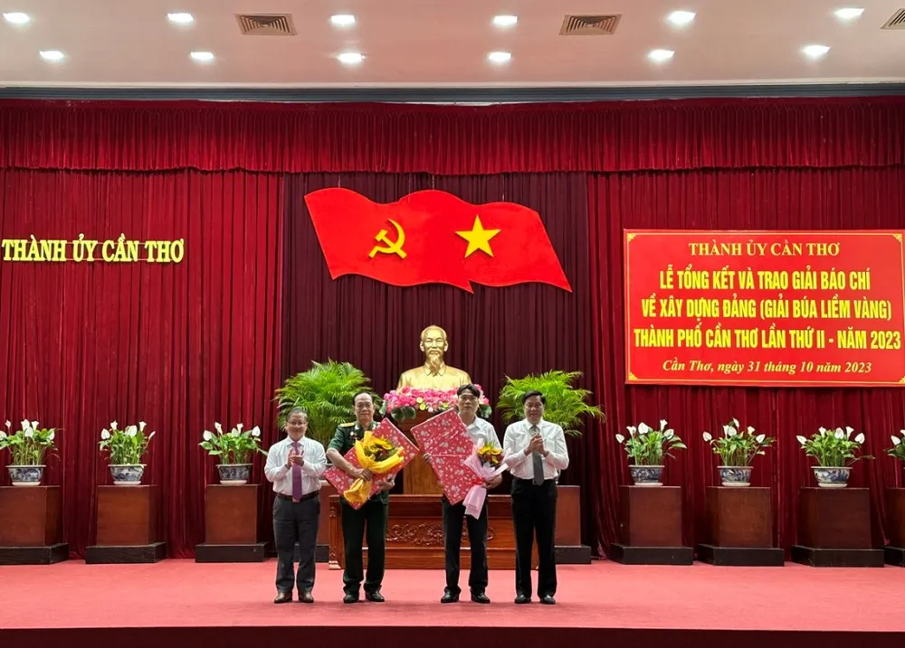Một cá nhân và đại diện một mô hình qua tác phẩm tiêu biểu trong tác phẩm báo chí đoạt giải được tôn vinh tại buổi Lễ. Ảnh: CTV giai-bua-liem-vang-2.jpg