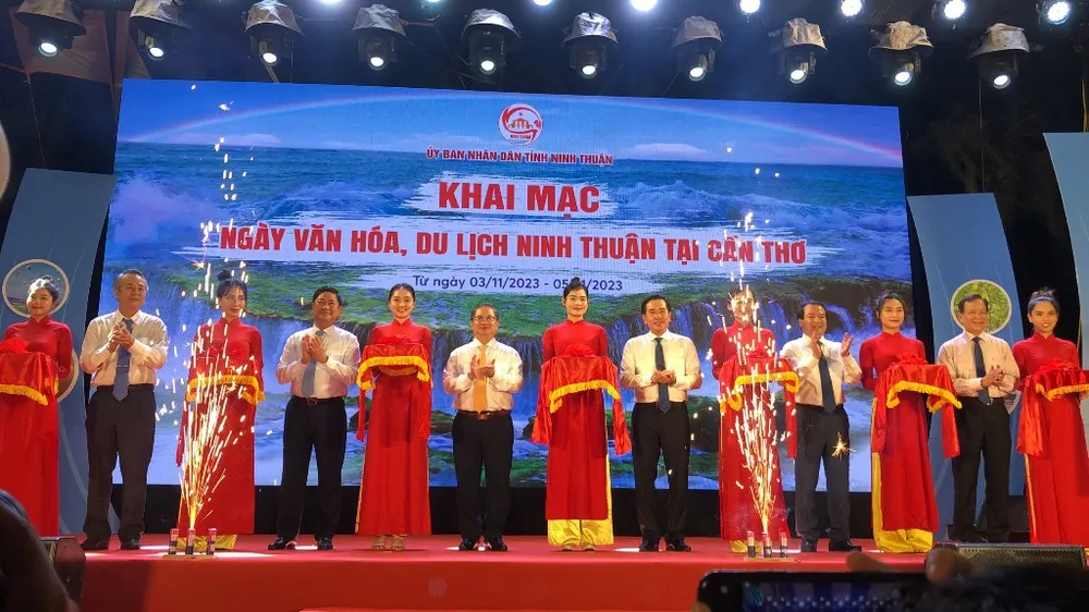 Du khách thích thú với đàn Chapi, gốm Bàu Trúc của Ninh Thuận