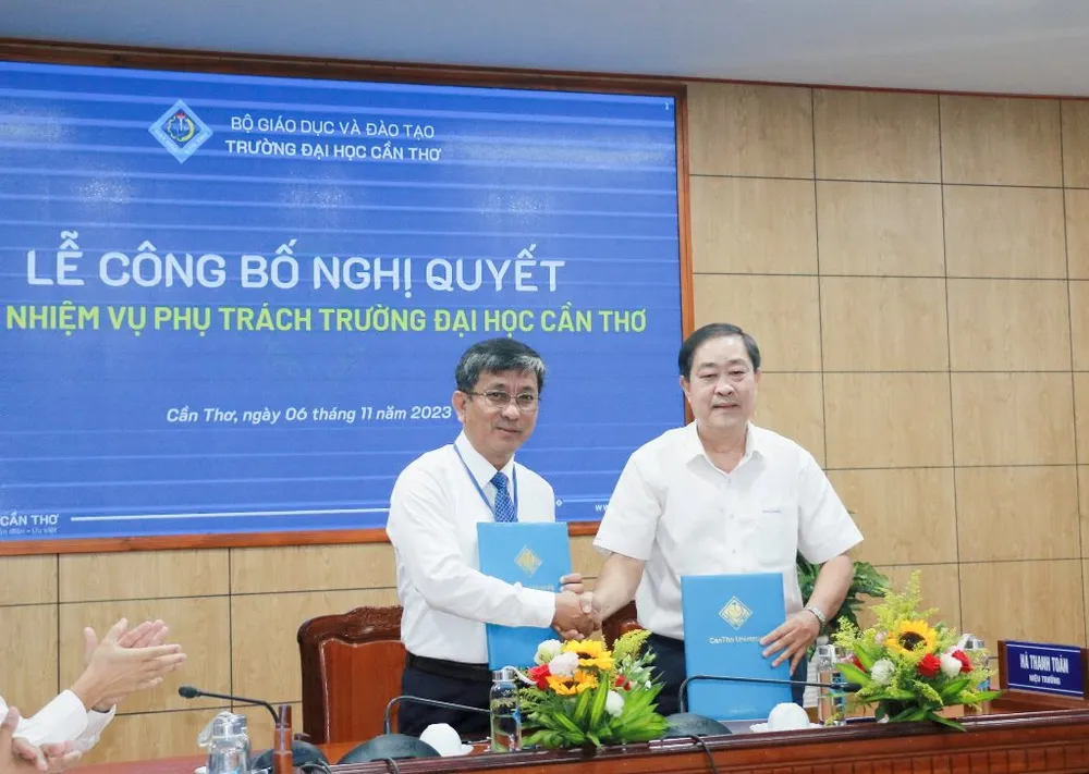 GS.TS Hà Thanh Toàn và PGS.TS Trần Trung Tính ký biên bản bàn giao nhiệm vụ Hiệu trưởng Trường ĐH Cần Thơ. Ảnh: CTV pgs.ts-tran-trung-tinh-1.jpg