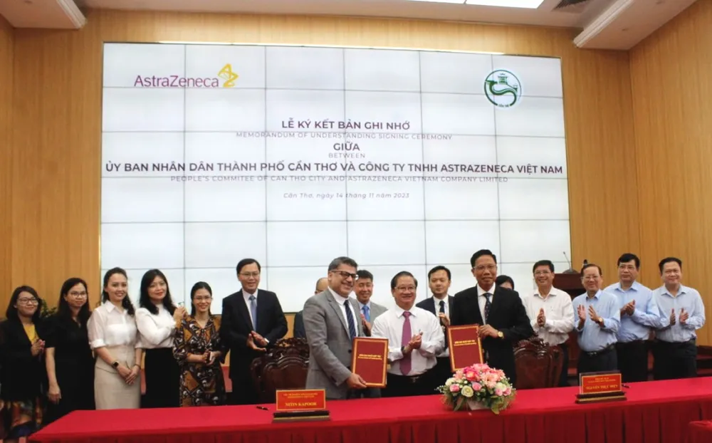 Đại diện UBND TP Cần Thơ và Công ty TNHH AstraZeneca Việt Nam cùng ký bản ghi nhớ trong lĩnh vực y tế ngày 14-11. Ảnh: NHẪN NAM can-tho-ky-ban-ghi-nho-astrazeneca.jpg