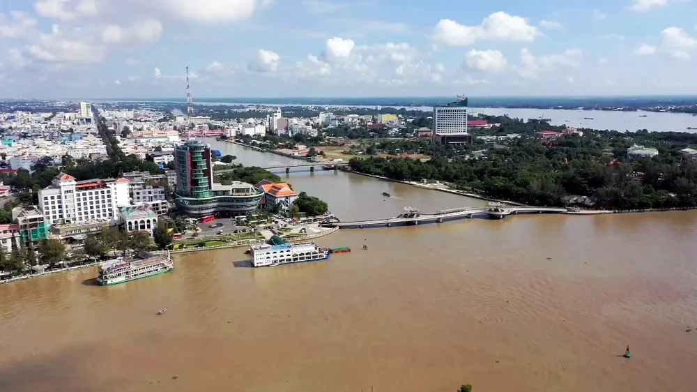 Đến năm 2030, Cần Thơ sẽ là TP sinh thái, văn minh, hiện đại, mang đậm bản sắc văn hóa xứ Tây Đô. Ảnh: CHÂU ANH đô thị Cần Thơ nằm bên nhiều dòng sông lớn.