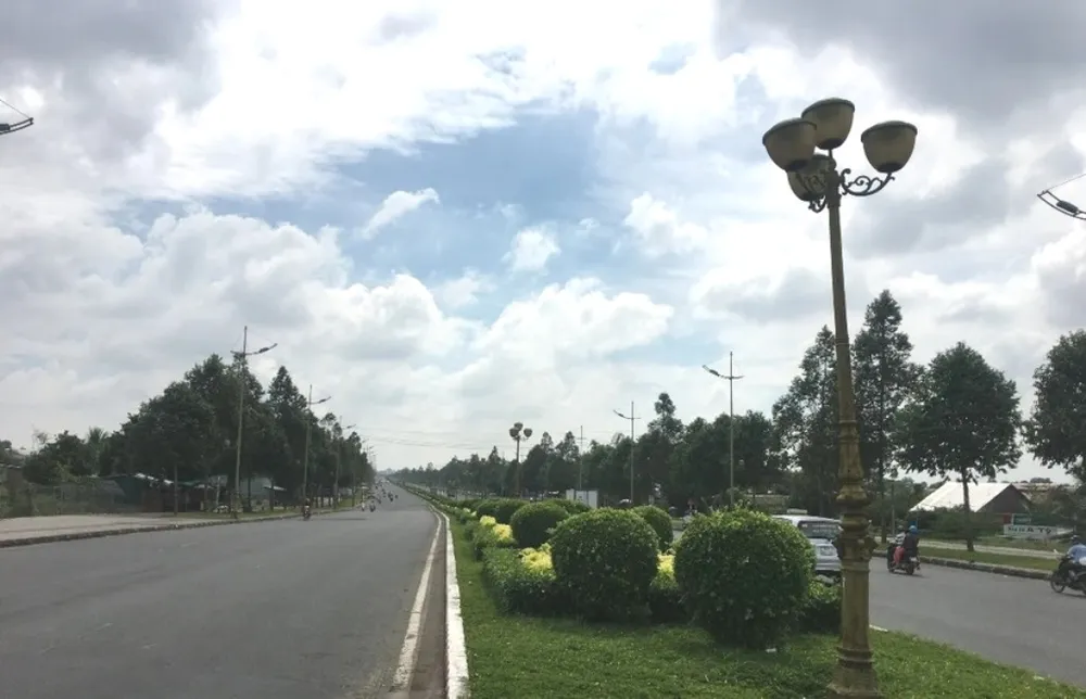 Nhiều khu đô thị hai bên đường Võ Văn Kiệt có tên trong danh sách dự án thu hút đầu tư đợt này của Cần Thơ. Trong ảnh là đường Võ Văn Kiệt nối trung tâm TP Cần Thơ với sân bay Cần Thơ. Ảnh: NHẪN NAM Đường Võ Văn Kiệt ở Cần Thơ