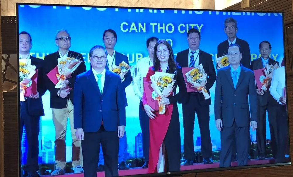 Lãnh đạo Cần Thơ trao bản ghi nhớ cho doanh nghiệp có nghiên cứu đầu tư vào các dự án TP kêu gọi đầu tư.