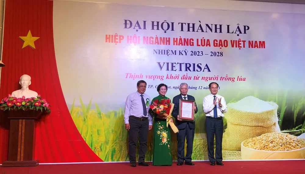 trao quyết định thành lập Hiệp hội Ngành hàng lúa gạo Việt Nam