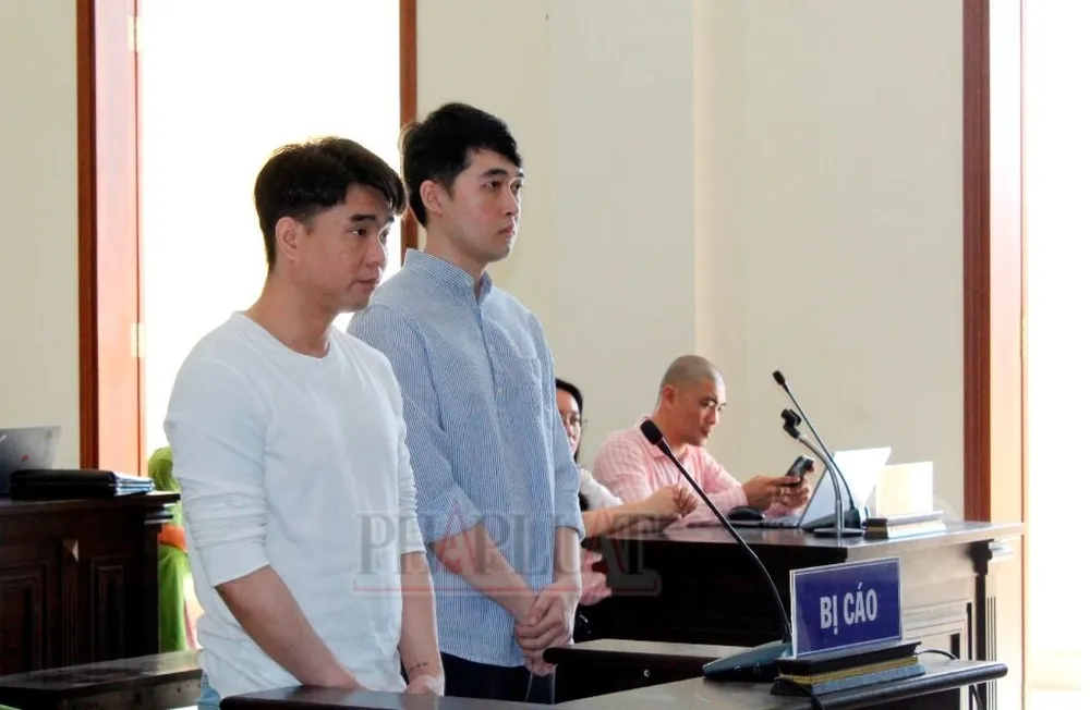 hai bị cáo Đức và Phương lừa sinh viên mua hàng trả góp