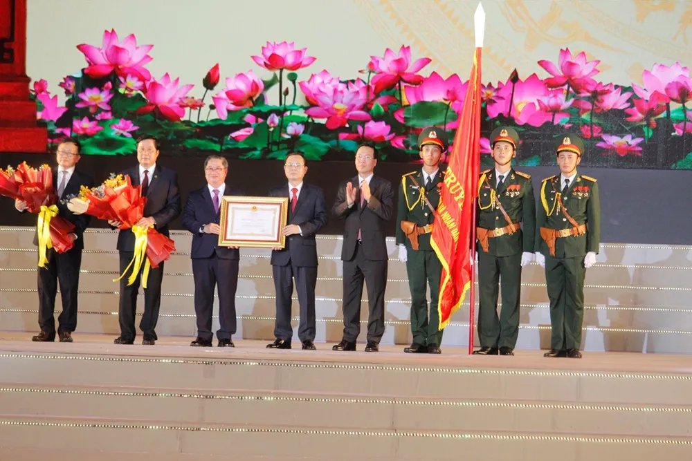 Chủ tịch nước Võ Văn Thưởng trao tặng Huân chương Lao động hạng Nhất cho TP Cần Thơ. Ảnh: NHẪN NAM chu-tich-nuoc-tang-huan-chuong-can-tho-5941.jpg