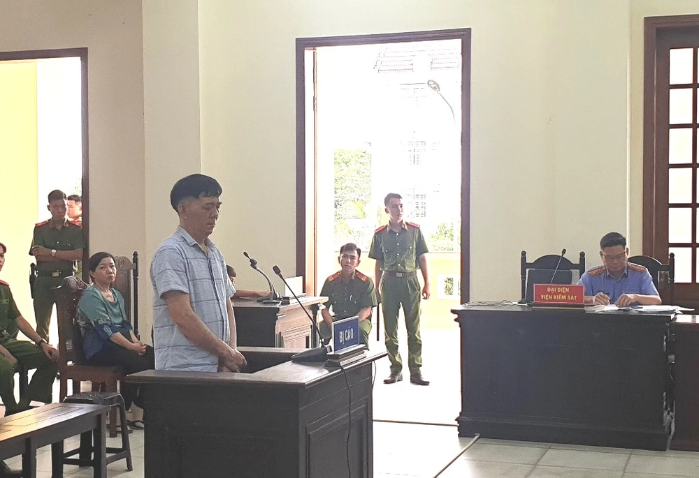 Tòa Cần Thơ tuyên tử hình gã chồng hờ đốt chết vợ vì ghen.