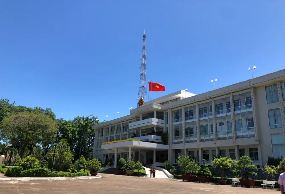 UBND TP Cần Thơ vừa ký các quyết định về việc phê duyệt phương án đấu giá quyền sử dụng đất thuê đối với 3 khu đất giáo dục. Ảnh: NHẪN NAM trụ sở UBND TP Cần Thơ