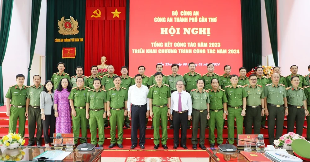 Thượng tướng Nguyễn Duy Ngọc chụp hình lưu niệm cùng các đại biểu tham dự Hội nghị tổng kết công tác năm 2023 của Công an TP Cần Thơ. Hội nghị tổng kết công tác năm 2023 của Công an TP Cần Thơ.