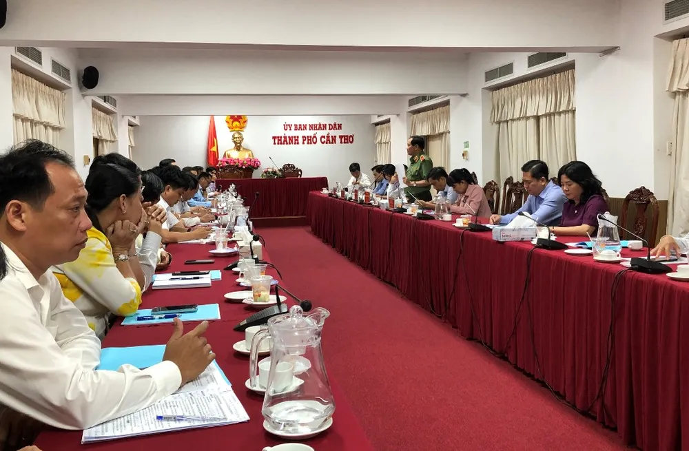 Đoàn ĐBQH TP Cần Thơ giám sát tại UBND TP Cần Thơ chiều 10-1. Ảnh: NHẪN NAM Đoàn ĐBQH TP Cần Thơ giám sát tại UBND TP.