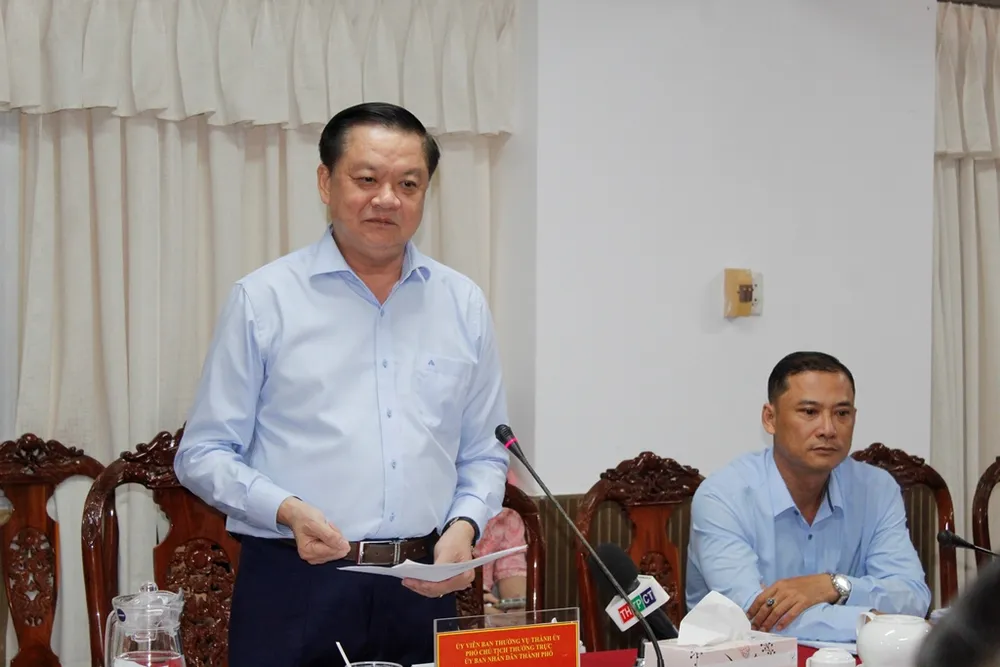 Ông Dương Tấn Hiển – Phó Chủ tịch Thường trực UBND TP Cần Thơ phát biểu tại buổi giám sát. Ảnh: NHẪN NAM Phó Chủ tịch Thường trực UBND TP Cần Thơ Dương Tấn Hiển