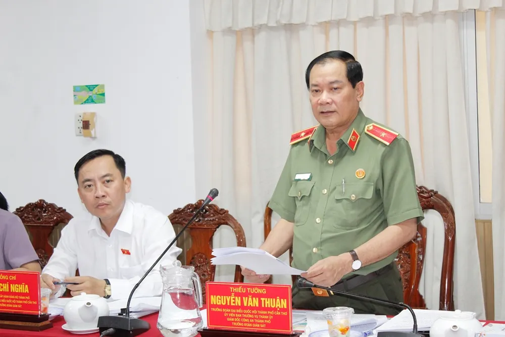 Thiếu tướng Nguyễn Văn Thuận - Trưởng Đoàn ĐBQH, Giám đốc Công an TP Cần Thơ phát biểu tại buổi giám sát. Ảnh: NHẪN NAM Thiếu tướng Nguyễn Văn Thuận - Trưởng Đoàn ĐBQH, Giám đốc Công an TP Cần Thơ.