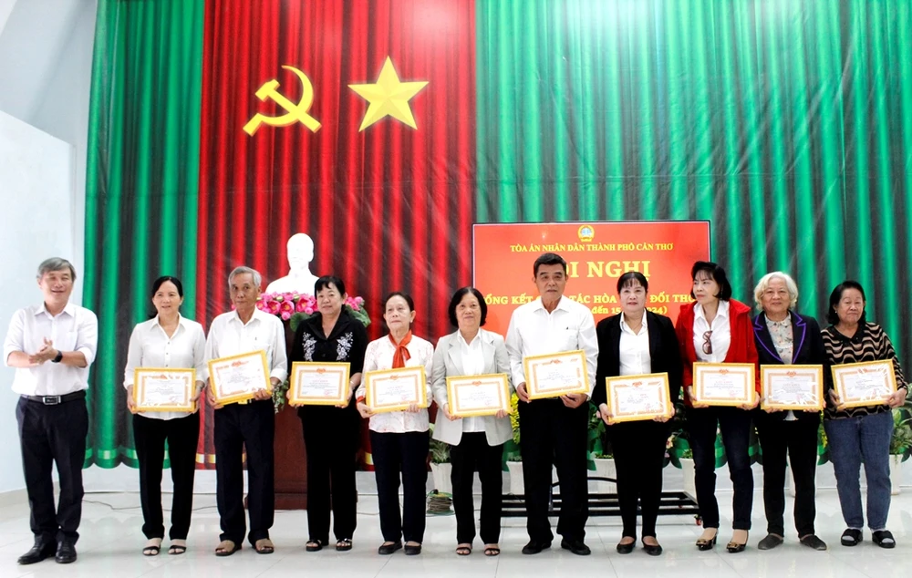 Chánh án Cần Thơ trao giấy khen cho các hòa giải viên.