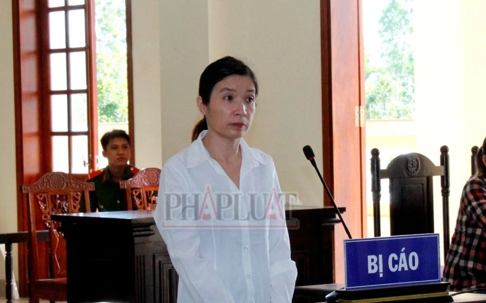 Uyên rủ bị hại hùn hạp kinh doanh bất động sản để chiếm đoạt tiền của họ.