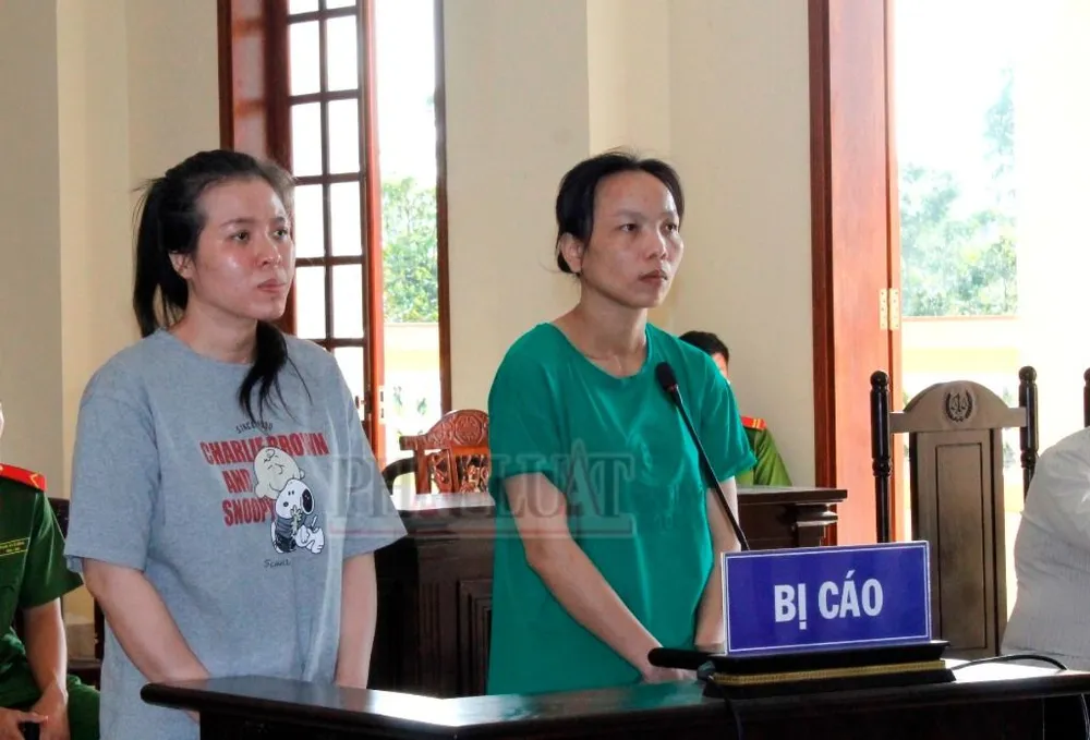 Hai bị cáo Nguyên và Phương tại tòa ngày 23-1. Ảnh: NHẪN NAM cựu nhân viên ngân hàng lừa đảo lãnh án