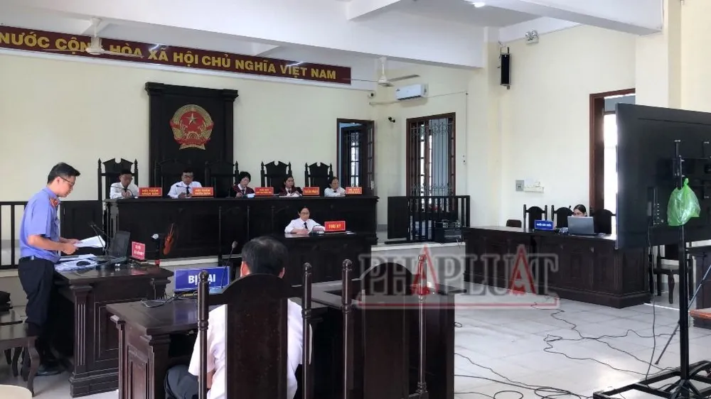 Phiên tòa xét xử bị cáo Tô Thiện Hòa giả danh cảnh sát lừa thầy giáo cũ.