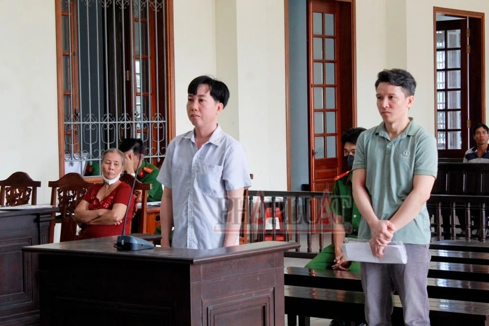 Hai bị cáo Huy và Hùng tại tòa ngày 31-1. Ảnh: NHẪN NAM Cựu đại úy công an lừa chạy việc hầu tòa.