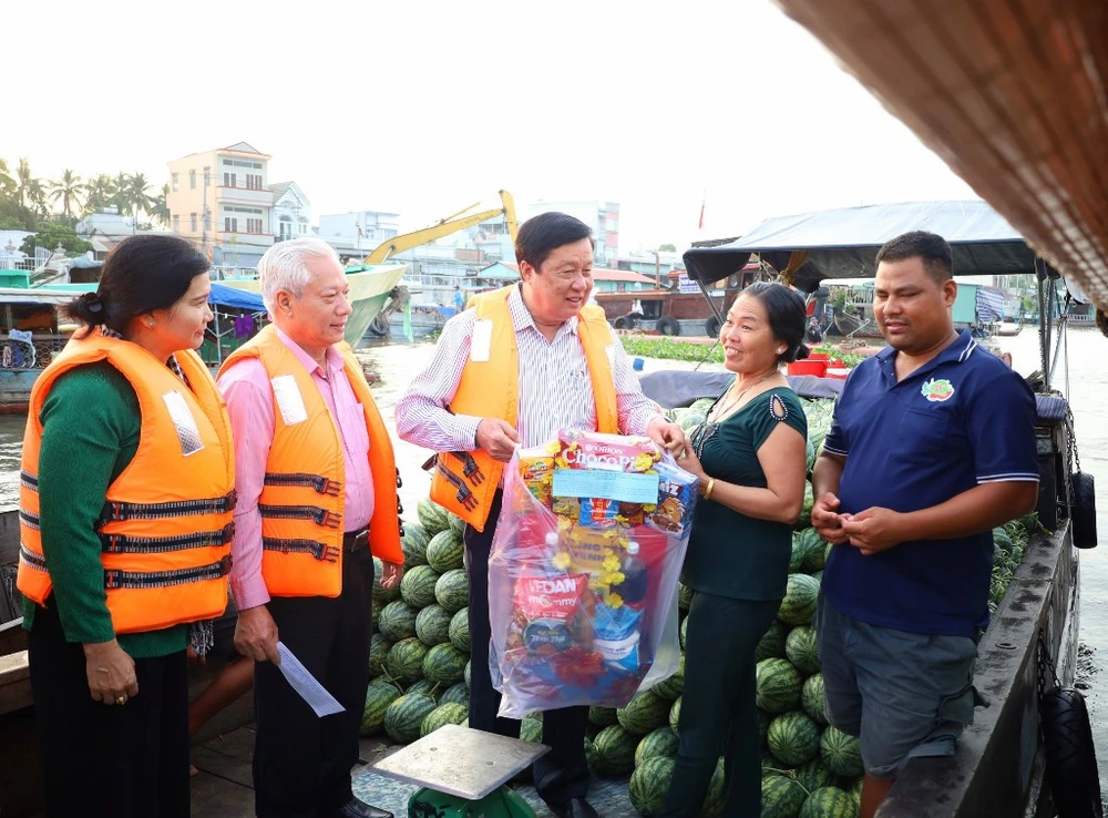 Cần Thơ trao quà tết cho tiểu thương chợ nổi Cái Răng.