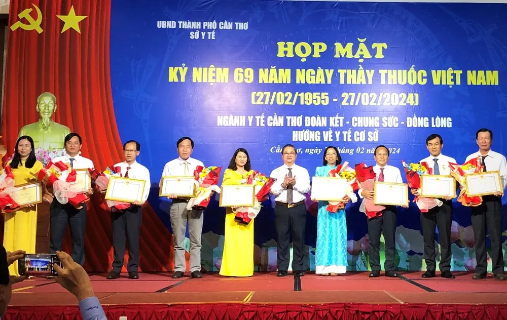 9 tập thể nhận bằng khen của Chủ tịch UBND TP Cần Thơ. Ảnh: NHẪN NAM bang-khen-chu-tich-can-tho.jpg