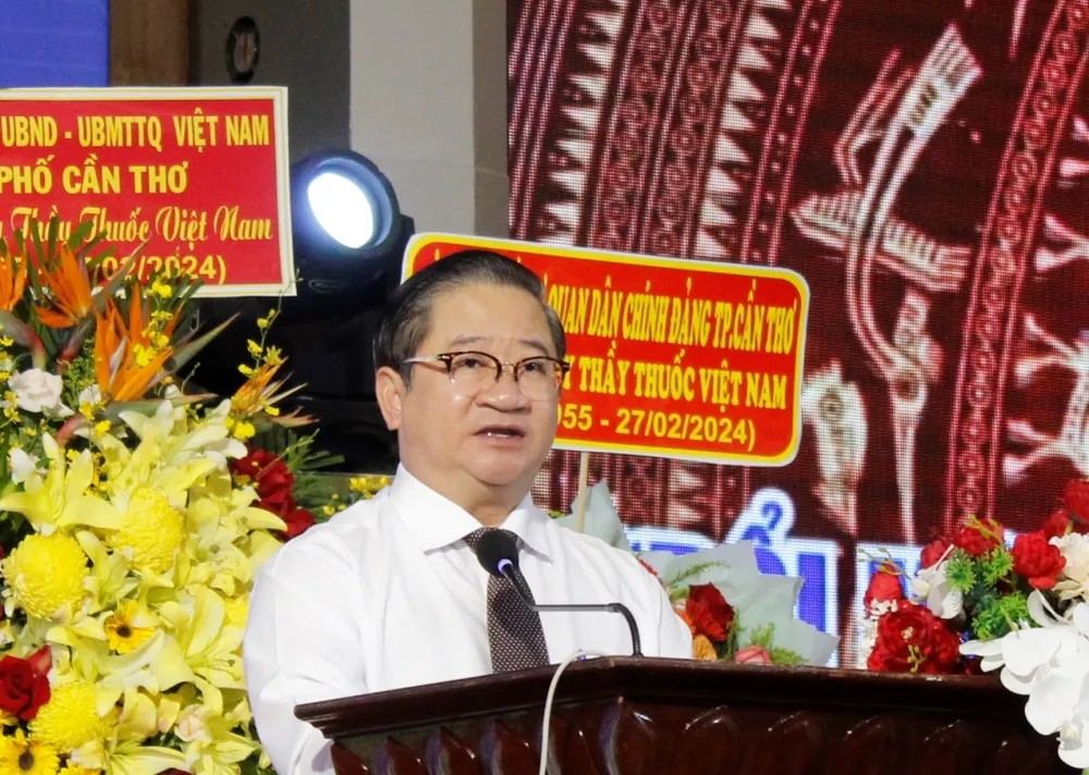 Chủ tịch UBND TP Cần Thơ Trần Việt Trường phát biểu tại buổi họp mặt ngành y tế TP. Ảnh: NHẪN NAM Chủ tịch UBND TP Cần Thơ Trần Việt Trường