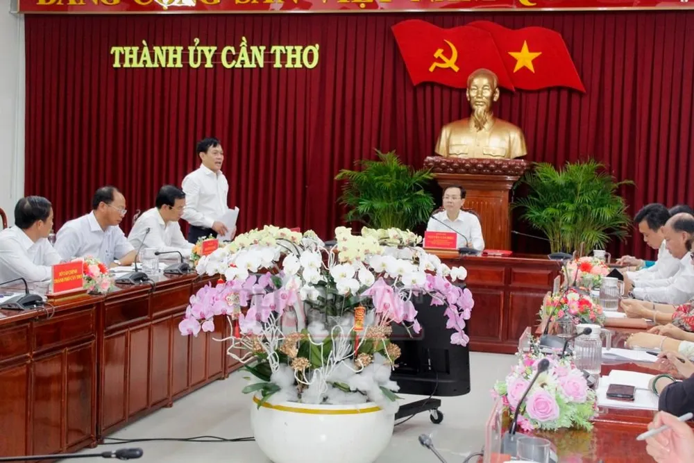 Bí thư Thành ủy Cần Thơ Nguyễn Văn Hiếu chủ trì cuộc họp về phát triển nông nghiệp TP Cần Thơ. Ảnh: NHẪN NAM Bí thư Thành ủy Cần Thơ Nguyễn Văn Hiếu chủ trì cuộc họp về phát triển nông nghiệp TP Cần Thơ.
