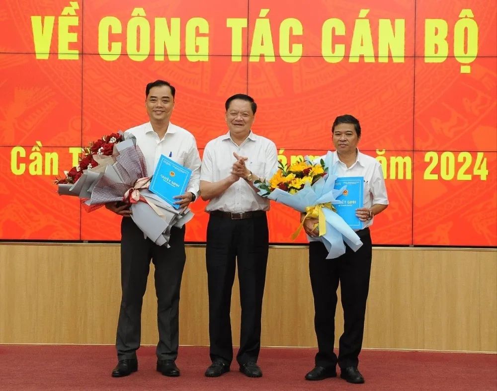 Phó Chủ tịch Thường trực UBND TP Cần Thơ Dương Tấn Hiển trao quyết định cho hai phó Giám đốc Sở GTVT (bìa trái) và Phó Giám đốc Sở Tài chính (bìa phải). Nhân sự mới ở Cần Thơ
