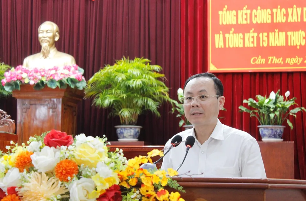 Bí thư Thành ủy Cần Thơ Nguyễn Văn Hiếu phát biểu chỉ đạo tại hội nghị chiều 25-3. Ảnh: NHẪN NAM Bí thư Cần Thơ Nguyễn Văn Hiếu