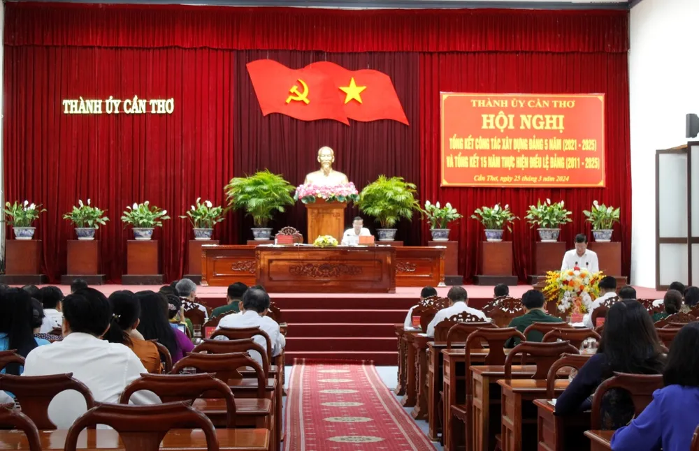 Quang cảnh hội nghị. Ảnh: NHẪN NAM can-tho-tong-ket-xay-dung-dang-2.JPG
