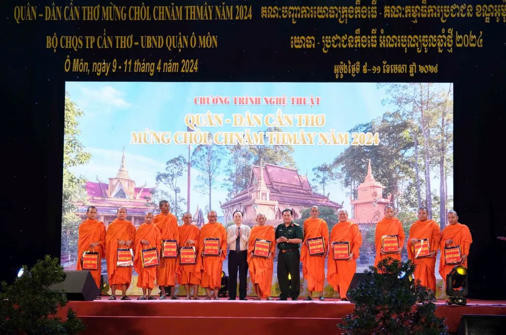 Bí thư Thành ủy Cần Thơ Nguyễn Văn Hiếu và Đại tá Chiêm Thống Nhất - Phó Tư lệnh, Tham mưu trưởng Quân khu 9 trao quà cho các vị Hòa thượng, Thượng tọa, Đại đức tại lễ tổng kết. Cần Thơ tổ chức tết quân dân mừng Chôl Chnăm Thmây năm 2024.