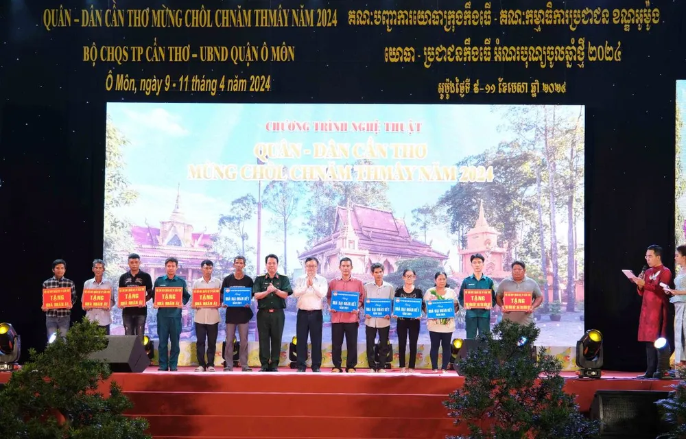Ông Nguyễn Trung Nhân - Chủ tịch Ủy ban MTTQ Việt Nam TP Cần Thơ và Thượng tá Huỳnh Văn Hung - Chỉ huy trưởng Bộ Chỉ huy Quân sự TP Cần Thơ trao tặng bảng tượng trưng nhà nhân ái, đại đoàn kết, tình đồng đội cho đại diện các gia đình tại buổi lễ. can-tho-mung-tet-chol-chnam-thmay-2.jpg