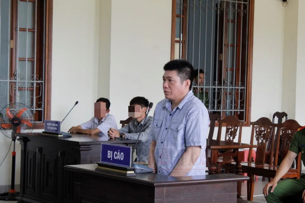 Bị cáo Hồ Văn Phương tại tòa. Ảnh: NHẪN NAM VKS truy tố bị cáo Phương tội giết người nhưng tòa xử tội cố ý gây thương tích.