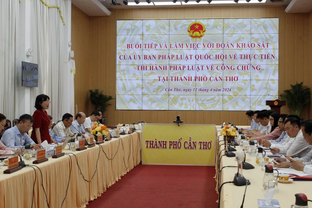 Ủy ban Pháp luật của Quốc hội khảo sát thực tiễn thi hành pháp luật về công chứng tại UBND TP Cần Thơ chiều 12-4. Ảnh: NHẪN NAM Ủy ban Pháp luật của Quốc hội khảo sát thực tiễn Luật Công chứng
