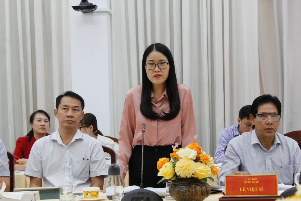 Bà Châu Thị Minh - Phó Giám đốc Sở Tư pháp TP Cần Thơ báo cáo với đoàn khảo sát của Ủy ban Pháp luật chiều 12-4. Ảnh: NHẪN NAM Bà Châu Thị Minh - Phó Giám đốc Sở Tư pháp TP Cần Thơ.