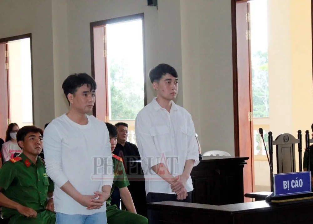 Hai bị cáo Đức và Phương tại tòa ngày 15-4. Ảnh: NHẪN NAM 2 bị cáo lừa 300 sinh viên ký hợp đồng mua hàng trả góp chiếm đoạt hàng tỉ đồng.