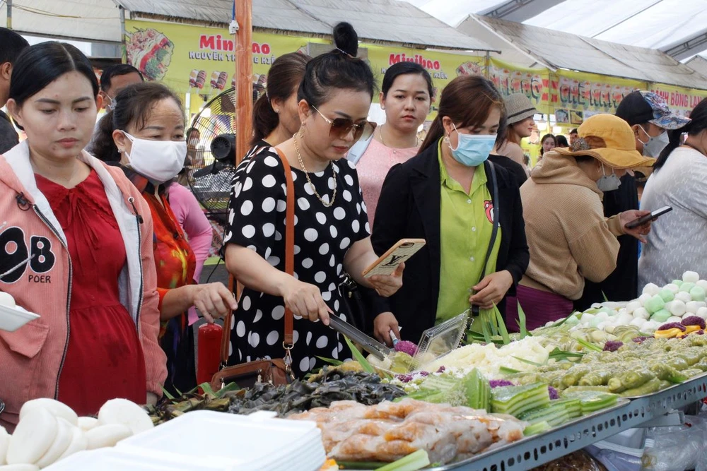 Dù mới buổi sáng ngày đầu tiên mở hội nhưng rất nhiều gian hàng bánh tập nập người mua. Ảnh: NHẪN NAM Lễ hội Bánh dân gian Nam bộ năm 2024.